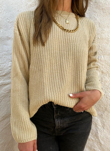 Saco de mujer. Tejido de punto. Tejido mezcla de lana. Diseño recto y oversize. Cuello redondo. Manga larga. Costura del hombro caída. Disponible en 3 Colores Negro, Crema y Lila. Producto 100% hecho en Colombia. Compra online.