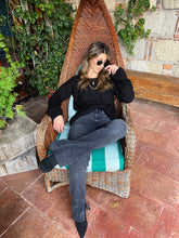 Cargar imagen en el visor de la galería, Saco de mujer. Tejido de punto. Tejido mezcla de lana. Diseño recto y oversize. Cuello redondo. Manga larga. Costura del hombro caída. Disponible en 3 Colores Negro, Crema y Lila. Producto 100% hecho en Colombia. Compra online.
