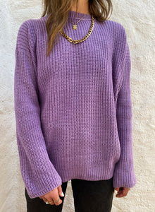 Saco de mujer. Tejido de punto. Tejido mezcla de lana. Diseño recto y oversize. Cuello redondo. Manga larga. Costura del hombro caída. Disponible en 3 Colores Negro, Crema y Lila. Producto 100% hecho en Colombia. Compra online.