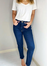 Cargar imagen en el visor de la galería, Jeans de mujer prendas básicas clásicas y atemporales , jeans básicos bota recta, jeans bota campana jeans culottes y jeans imitación cuero. Trendy, fashion a la moda compra online
